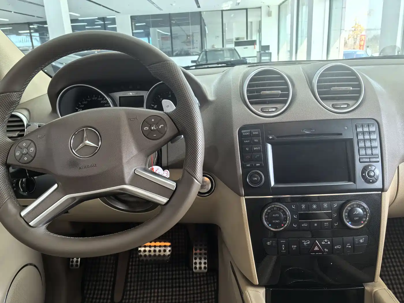 Mercedes-Benz M-Class AMG 2011 AMG ML 63 фото 12