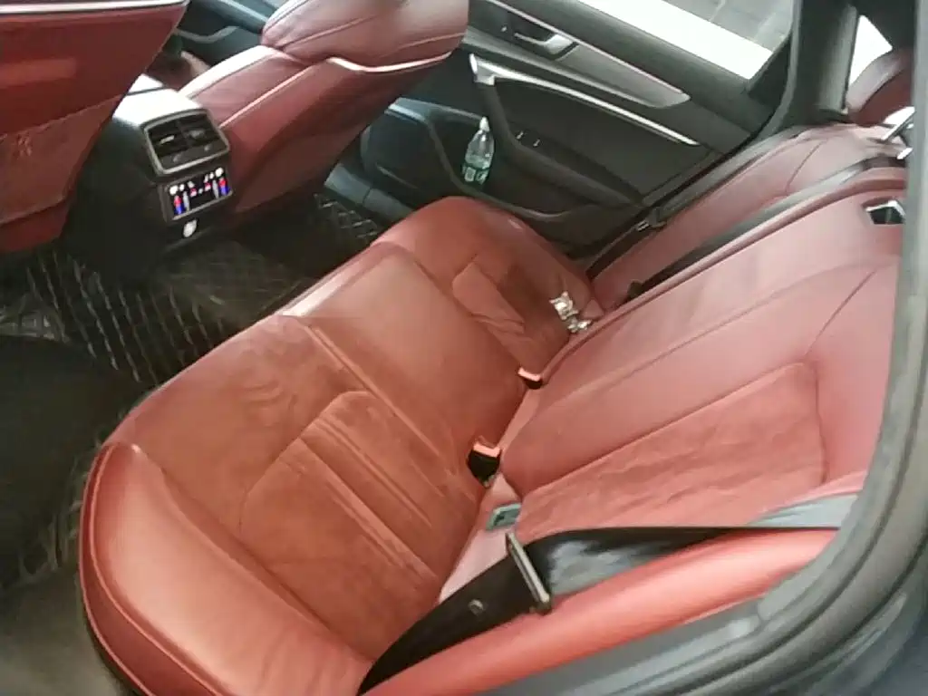 Фото 17 - Audi A6L