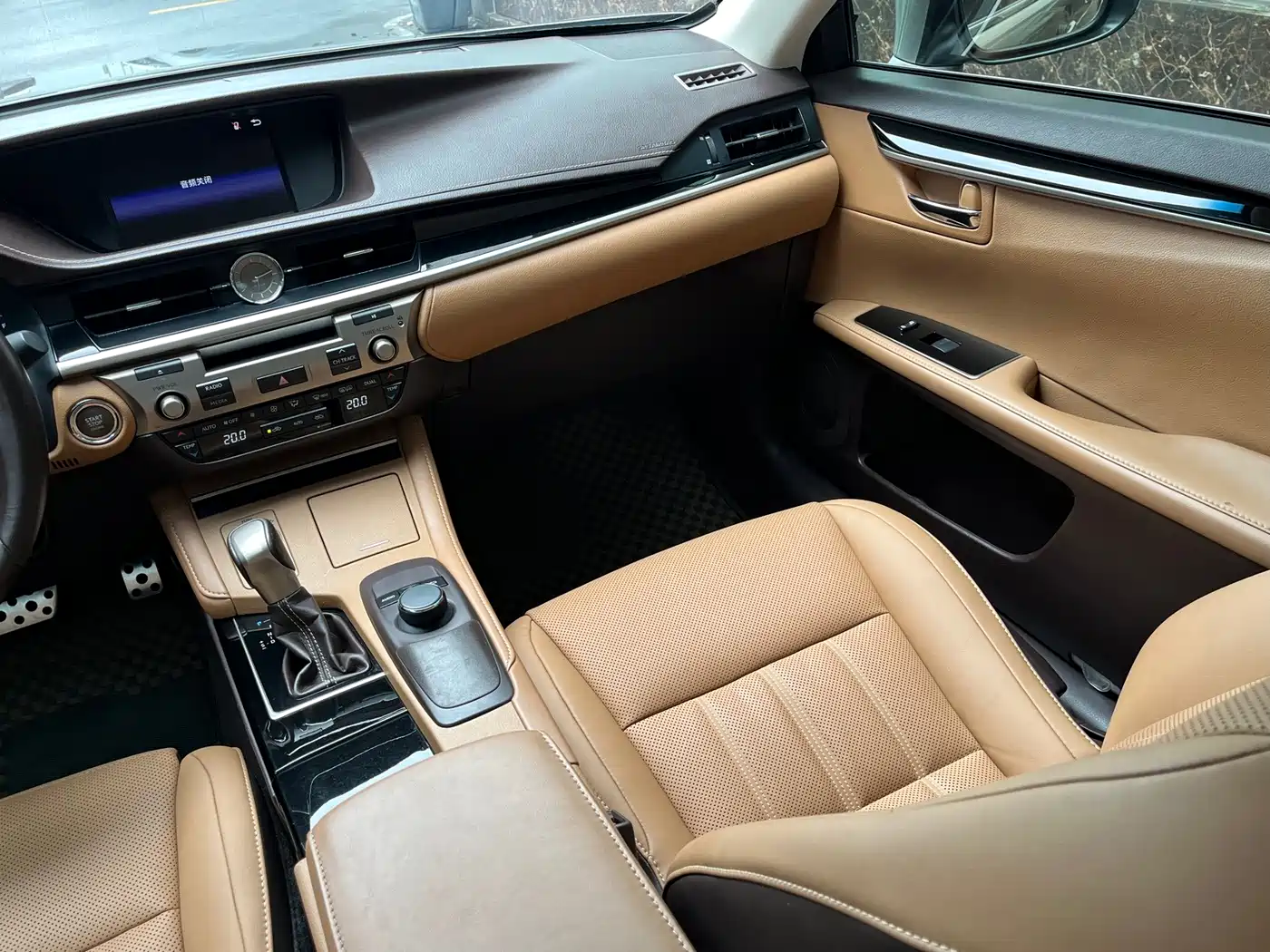 Photo 11 - Lexus ES