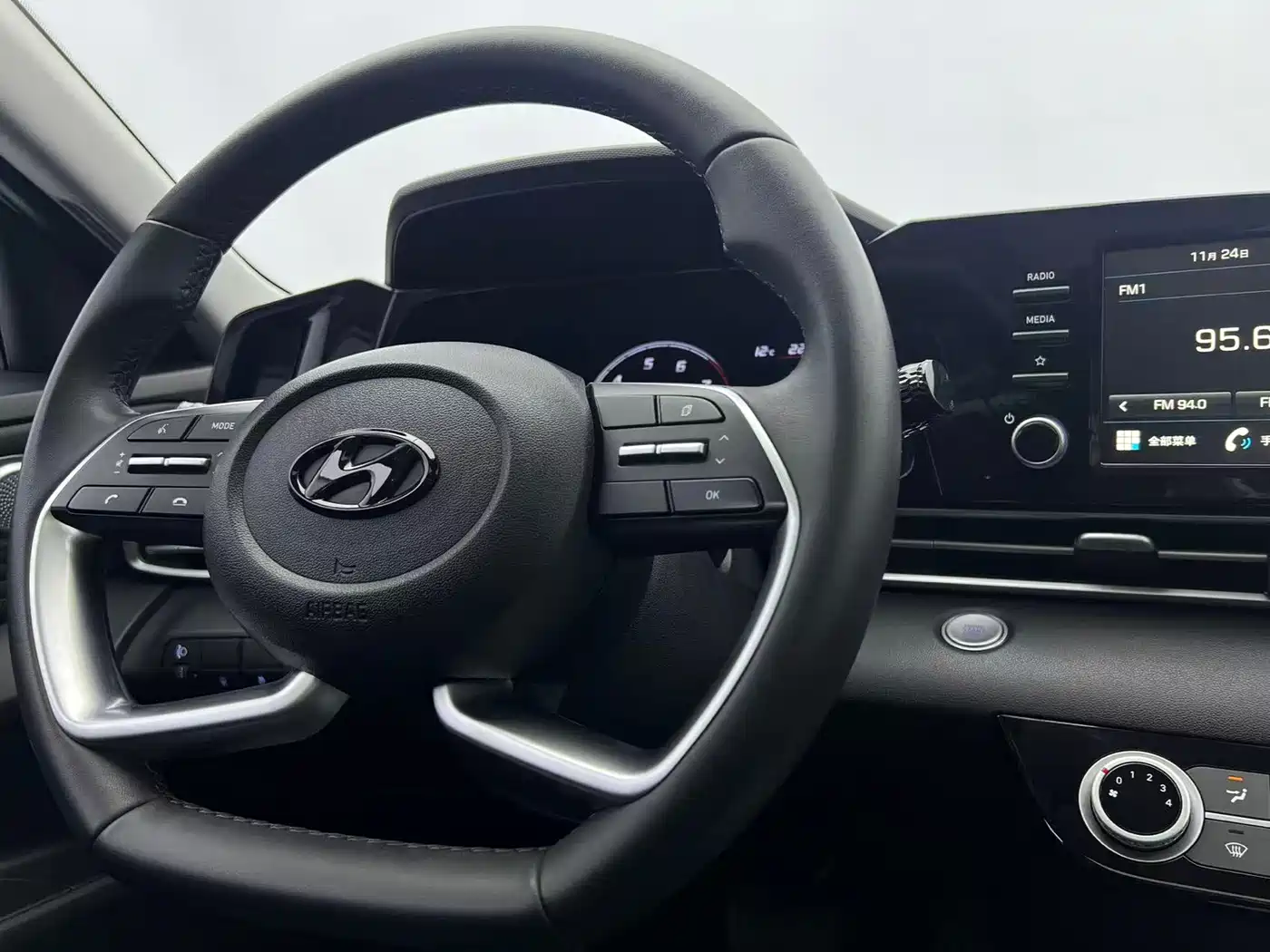 Hyundai Elantra 2022 1.5L CVT GLX Elite Edition фото 9