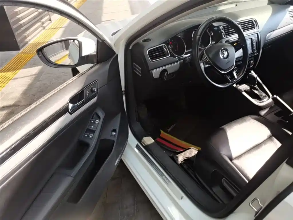 Volkswagen Sagitar 2015 230TSI Automatic Comfort фото 16