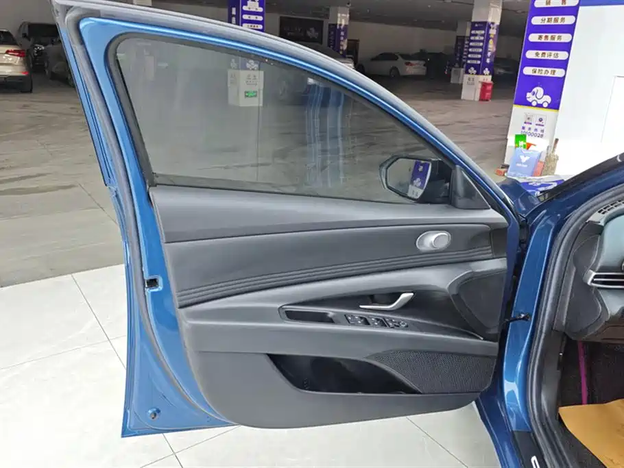 Hyundai Elantra 2021 1.5L CVT LUX Premium Edition фото 7