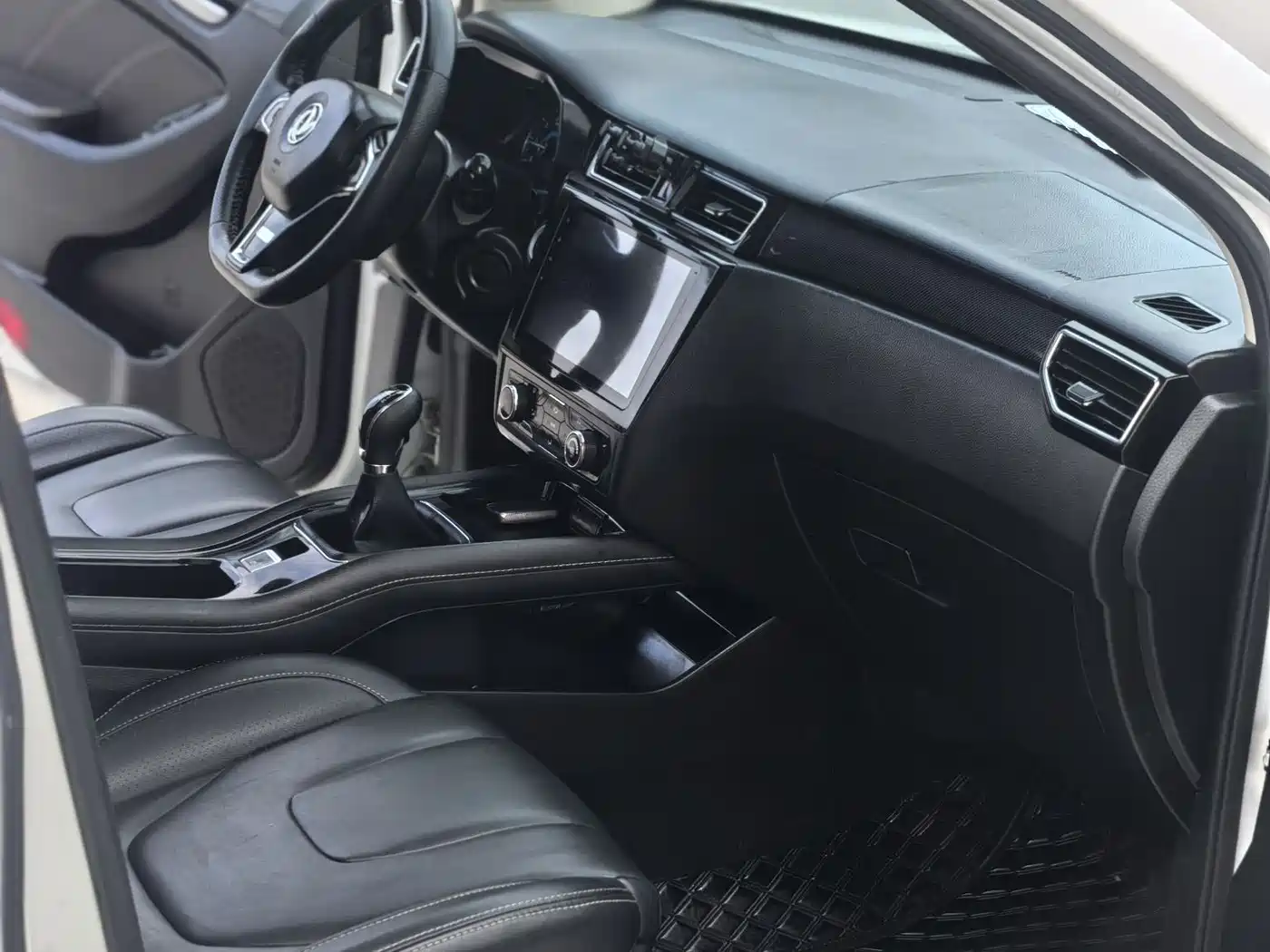 Dongfeng Fengguang Fengguang 580 2016 2016 Model 1.5T Manual Comfort Version