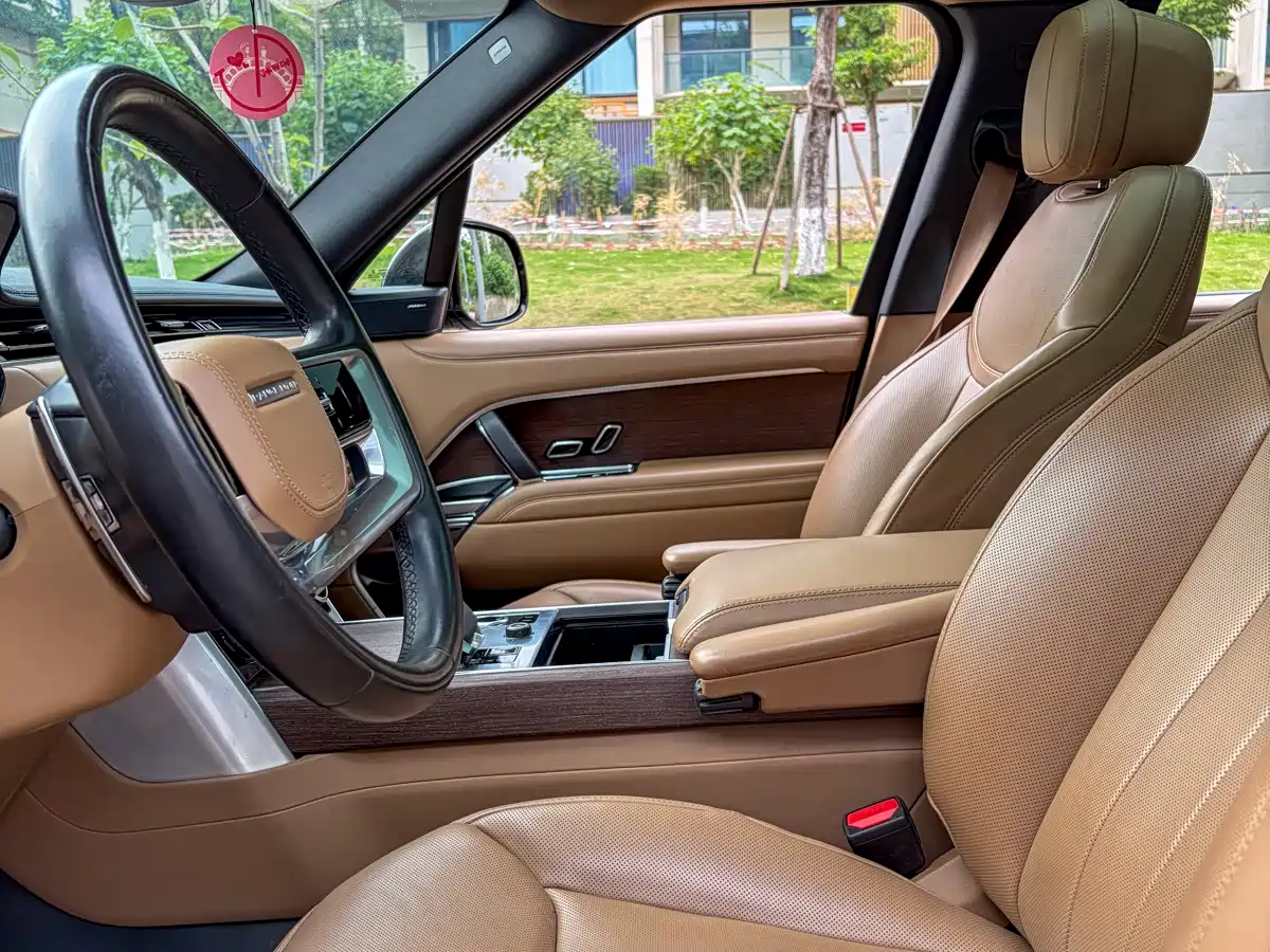 Land Rover Range Rover 2023 3.0 L6 400PS Golden Age 7-Seater Long Wheelbase фото 14