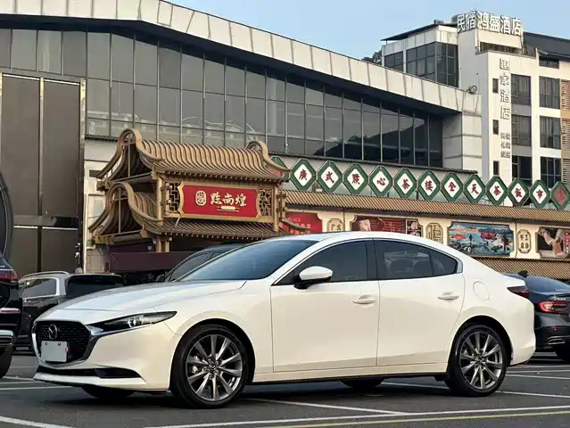 Mazda Mazda3 Axela 2.0L, Автомат, Элеганс