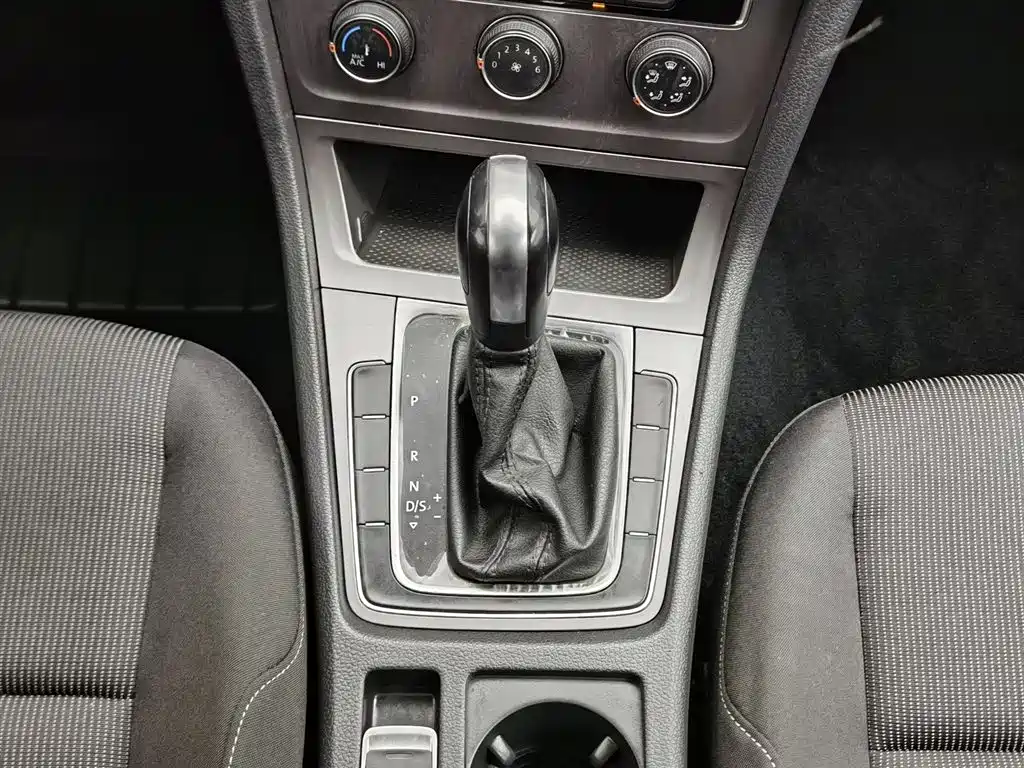 Volkswagen Golf 2016 1.6L Automatic Fashion фото 13