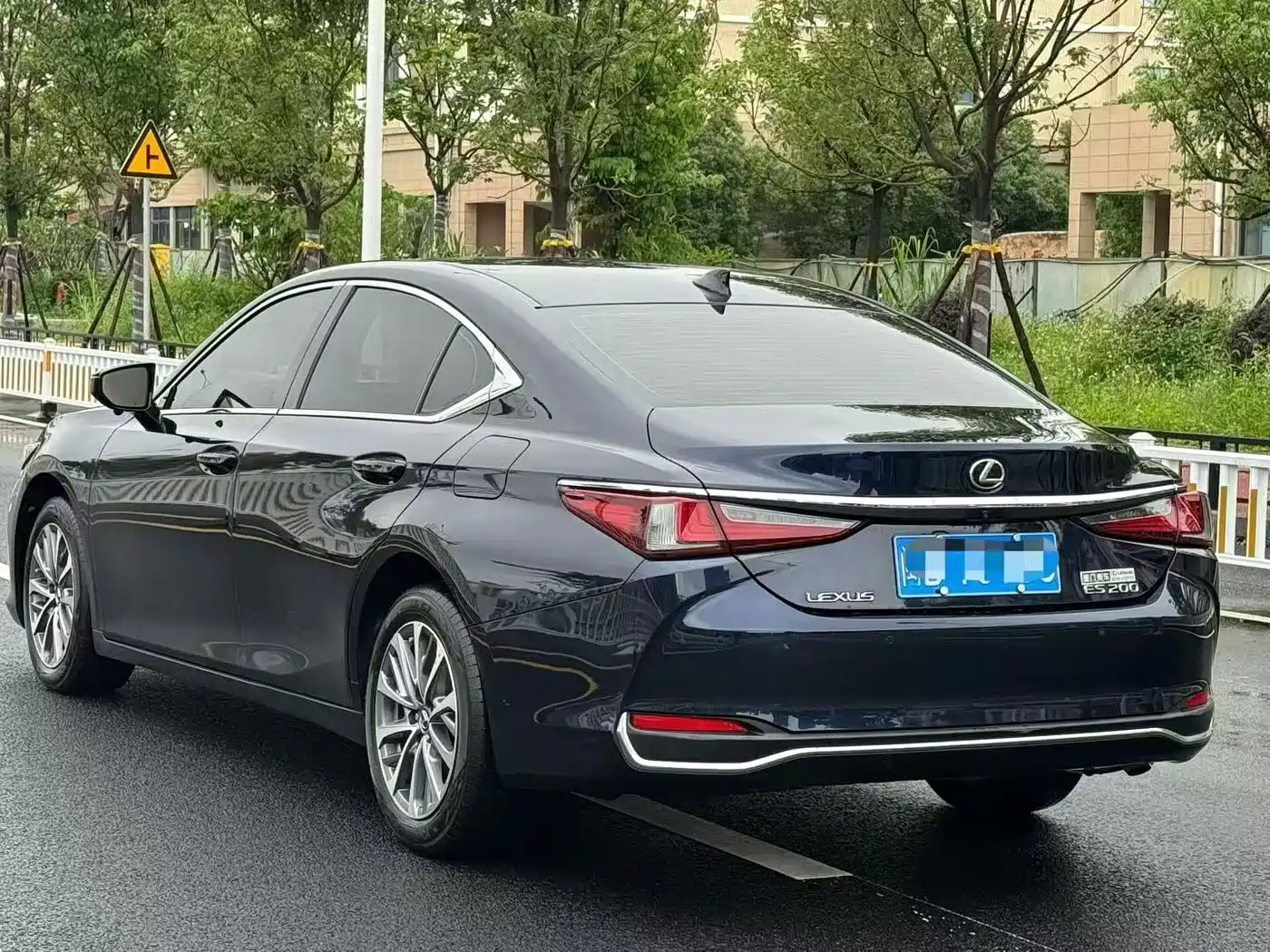 Lexus ES 2023 200 Excellence Edition фото 9