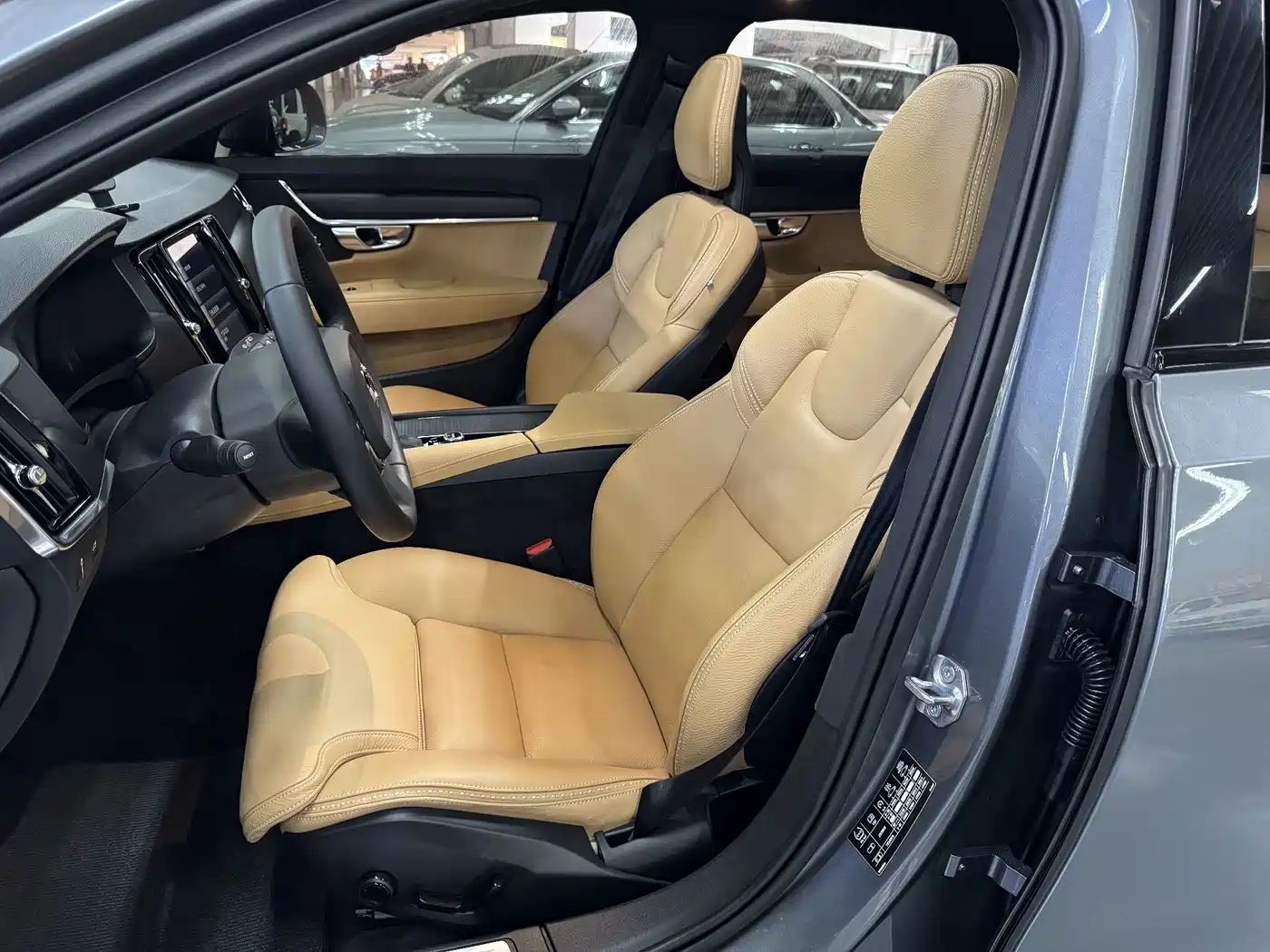 Фото 13 - Volvo V90