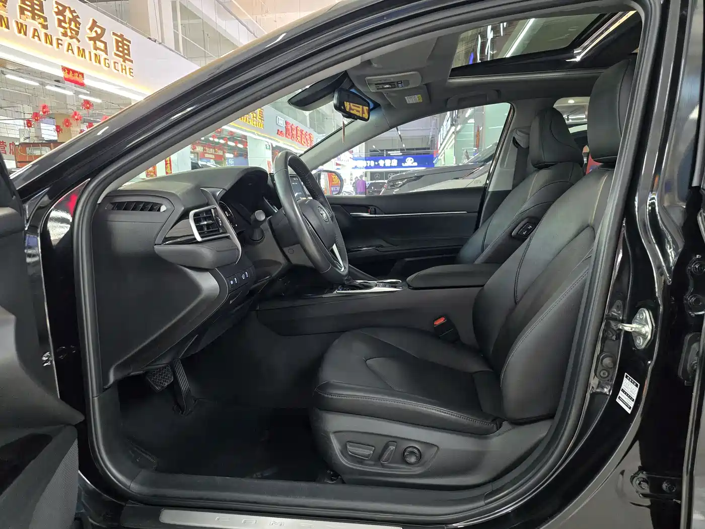 Toyota Camry 2023 Hybrid 2.5HG Luxury Edition фото 10