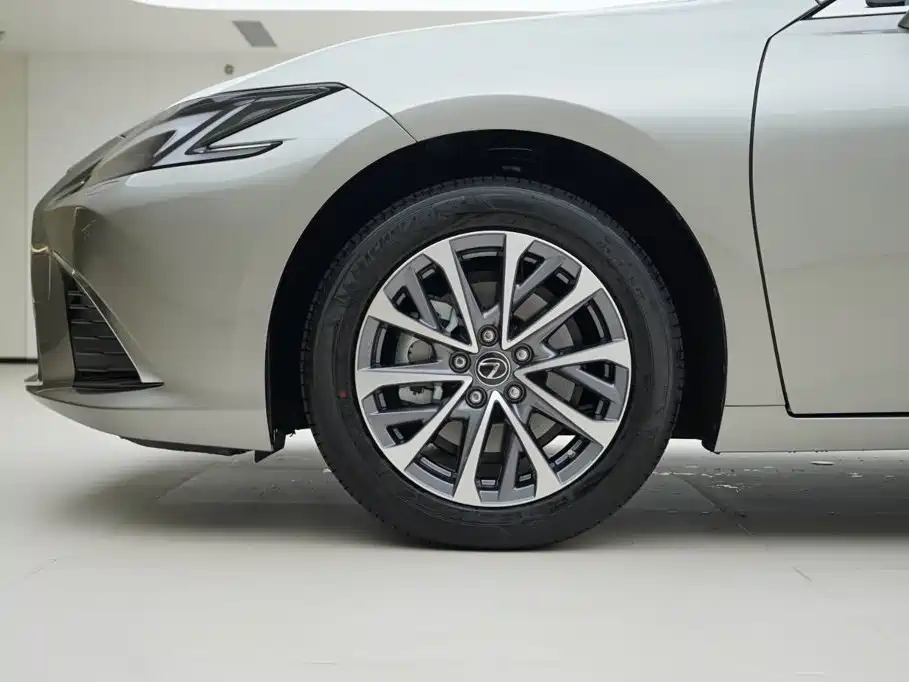 Lexus ES 2026 2025 200 Ultimate Edition