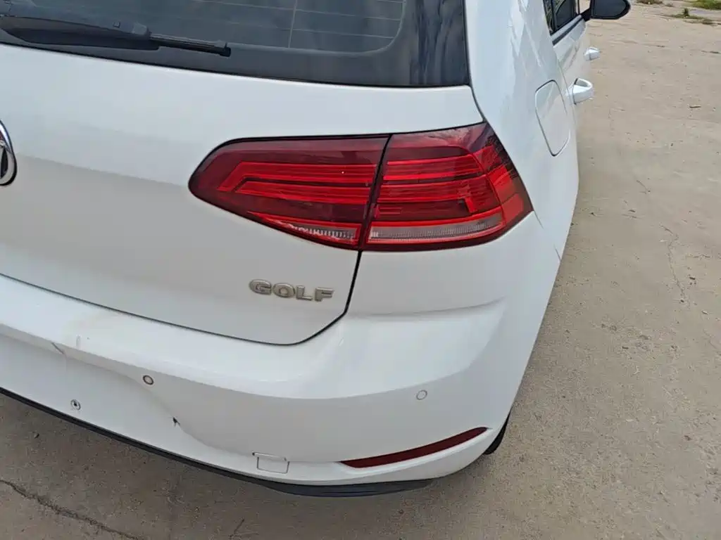 Photo 8 - Volkswagen Golf