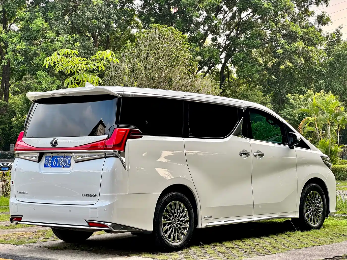 Lexus LM 2020 2020 300h Seven-Seater Elegance Edition