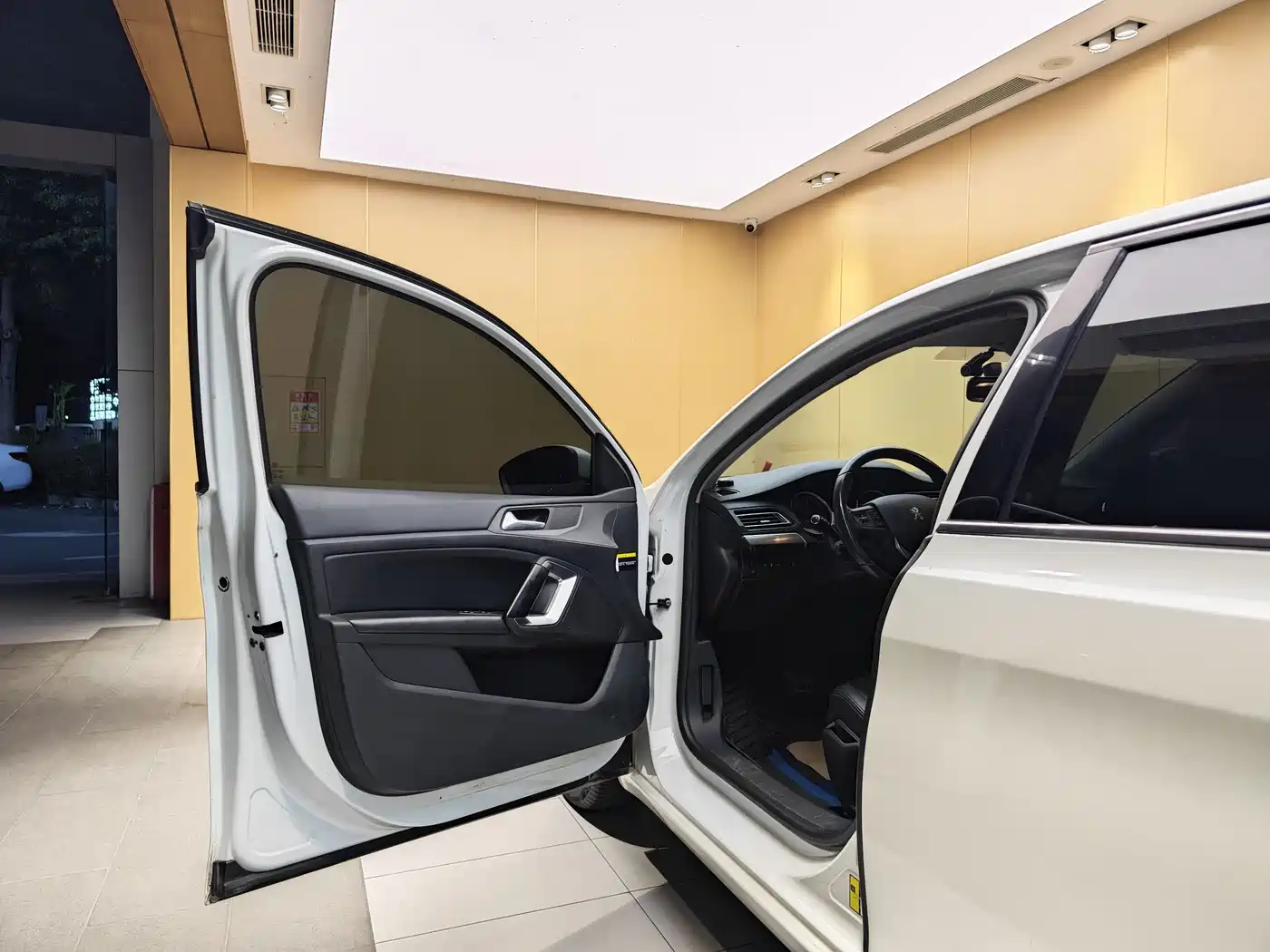 Peugeot 408 2015 Model 1.2T Automatic Luxury Edition фото 8