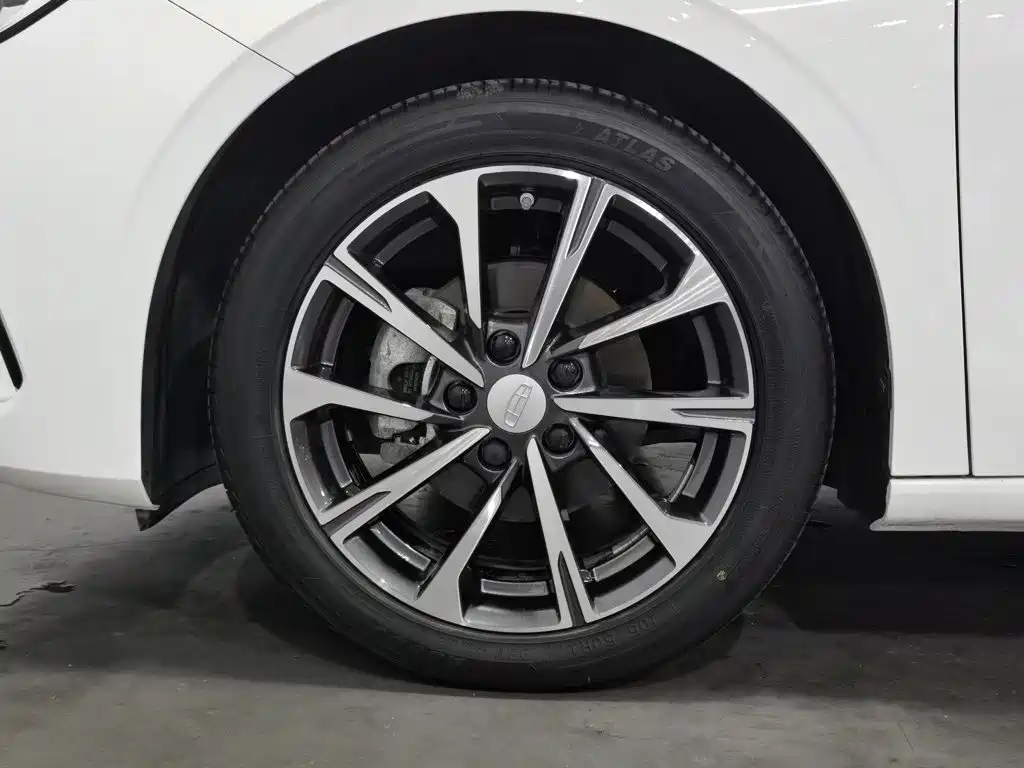 Фото 17 - Geely Emgrand