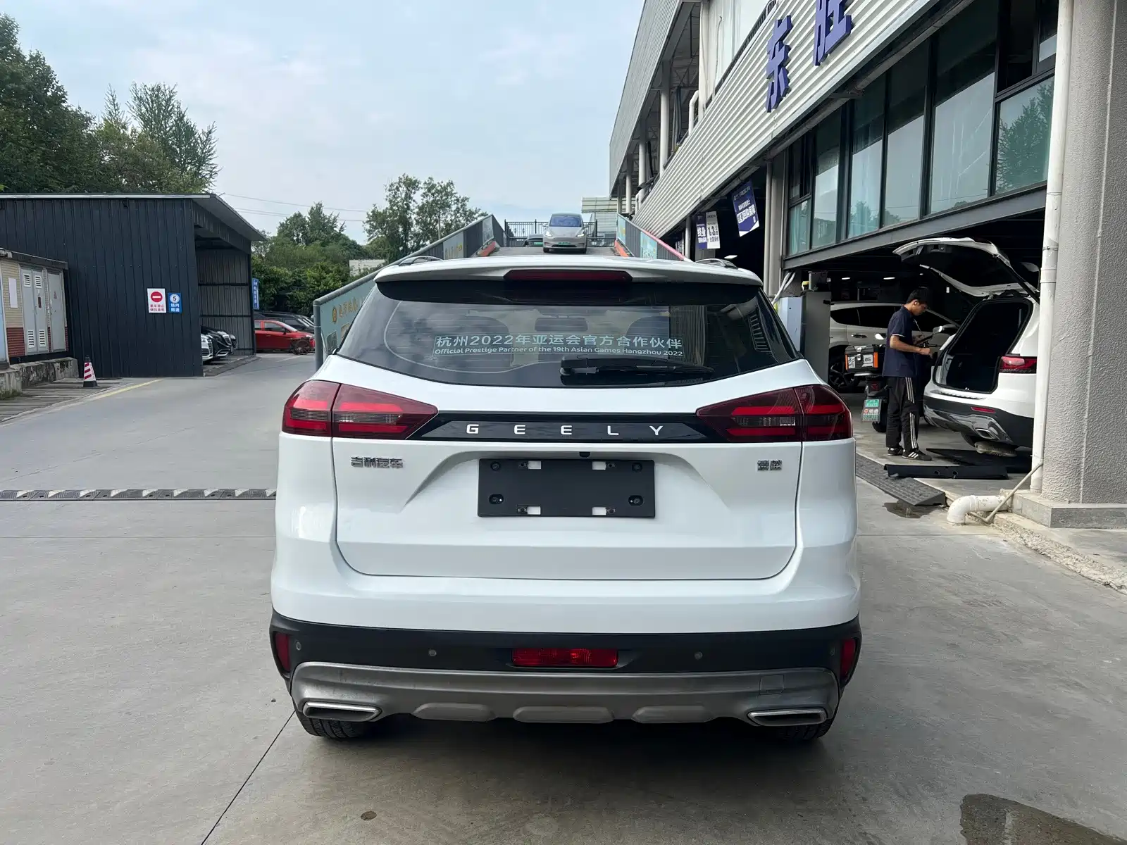 Photo 4 - Geely Atlas