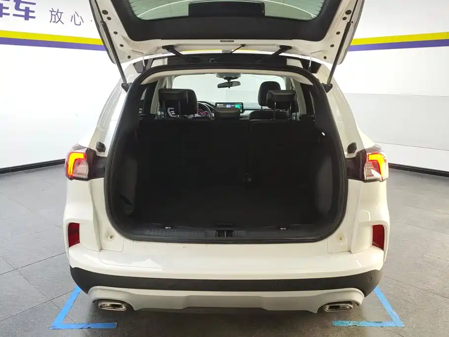 Photo 4 - Ford Escape
