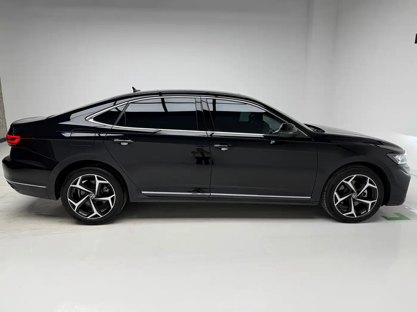 Volkswagen Passat 2025 Outstanding 330TSI Starlight Elite Edition фото 7