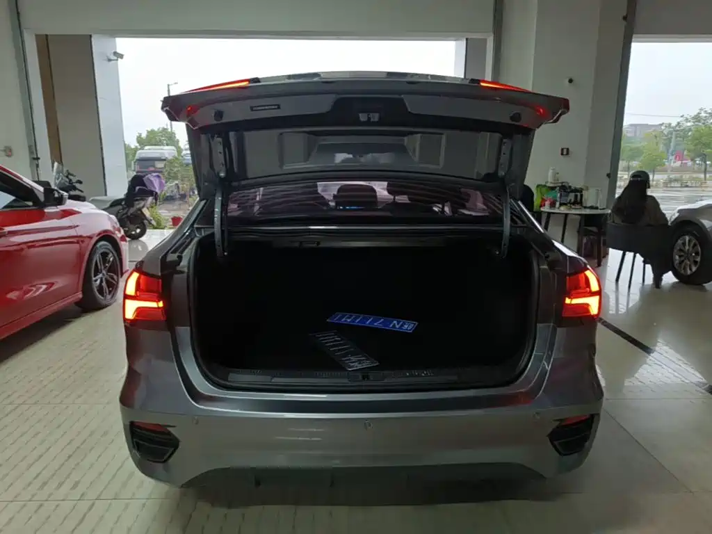 Фото 19 - Roewe i5