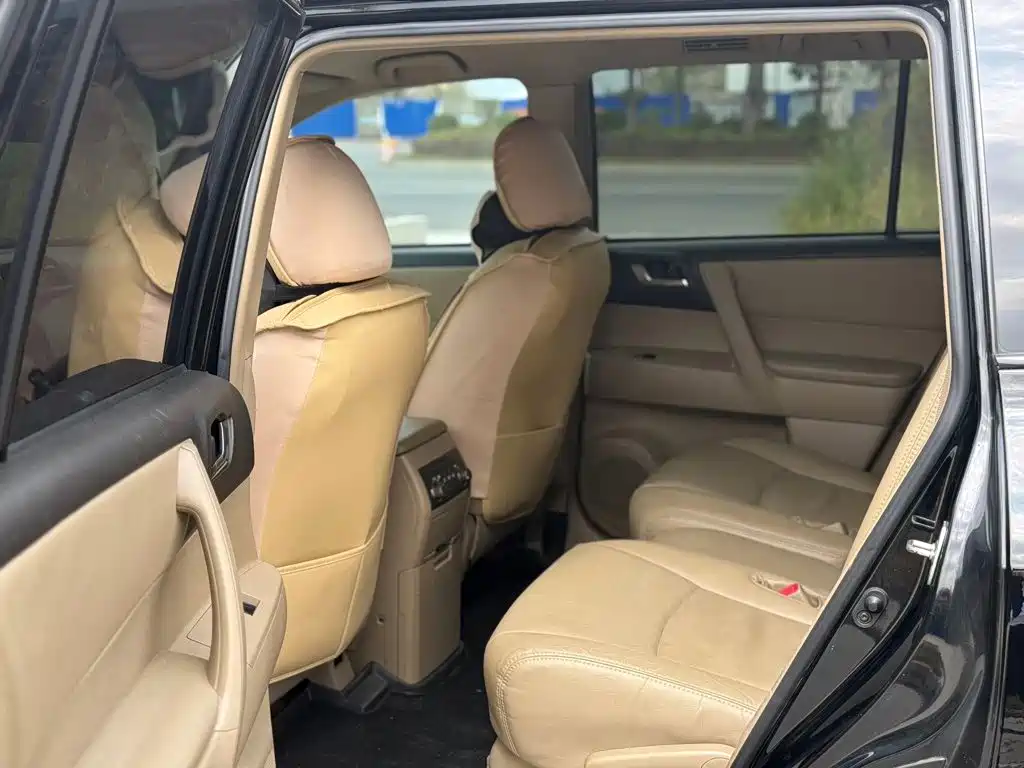 Photo 7 - Toyota Highlander