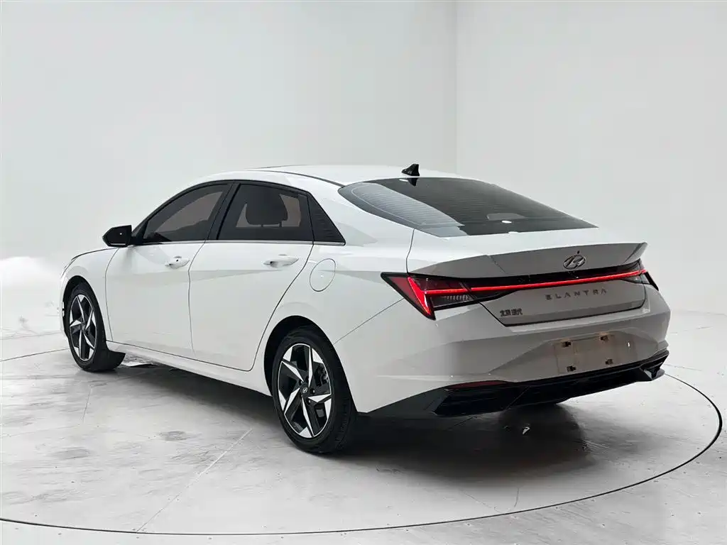 Hyundai Elantra 2022 1.5L CVT LUX Premium Edition фото 4