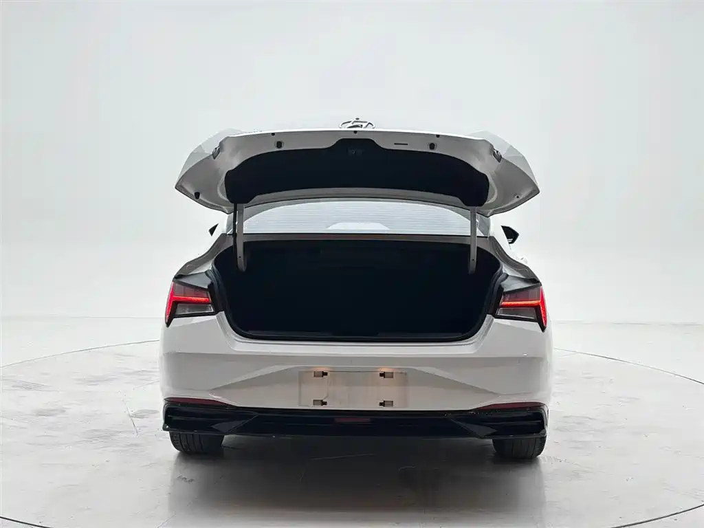 Hyundai Elantra 2022 1.5L CVT LUX Premium Edition фото 8