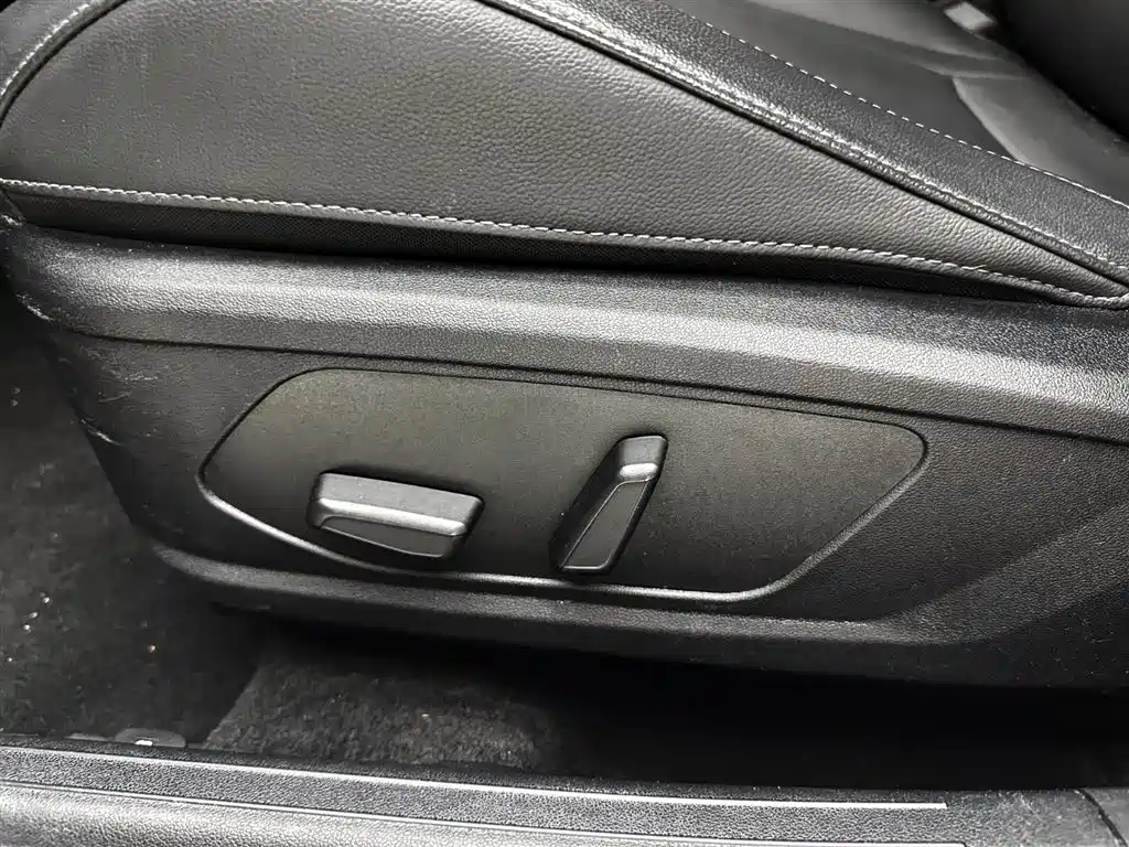 Hyundai Elantra 2022 1.5L CVT LUX Premium Edition фото 18