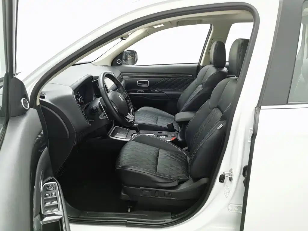 Photo 10 - Mitsubishi Outlander