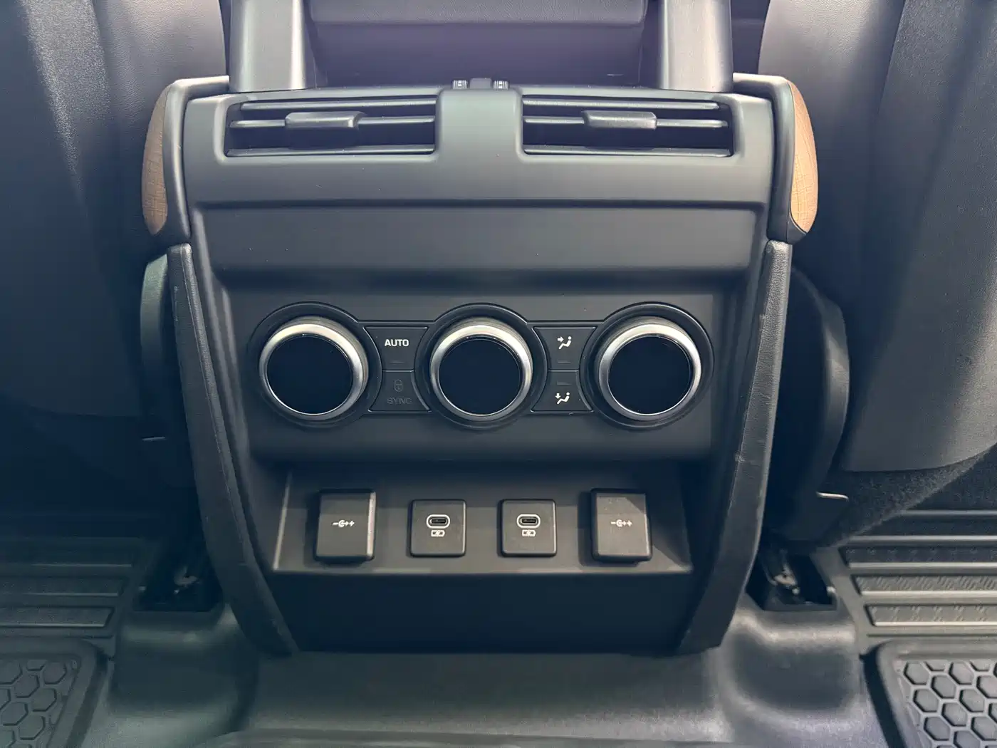 Land Rover Defender 2021 110 P400 Dark Special Edition фото 19