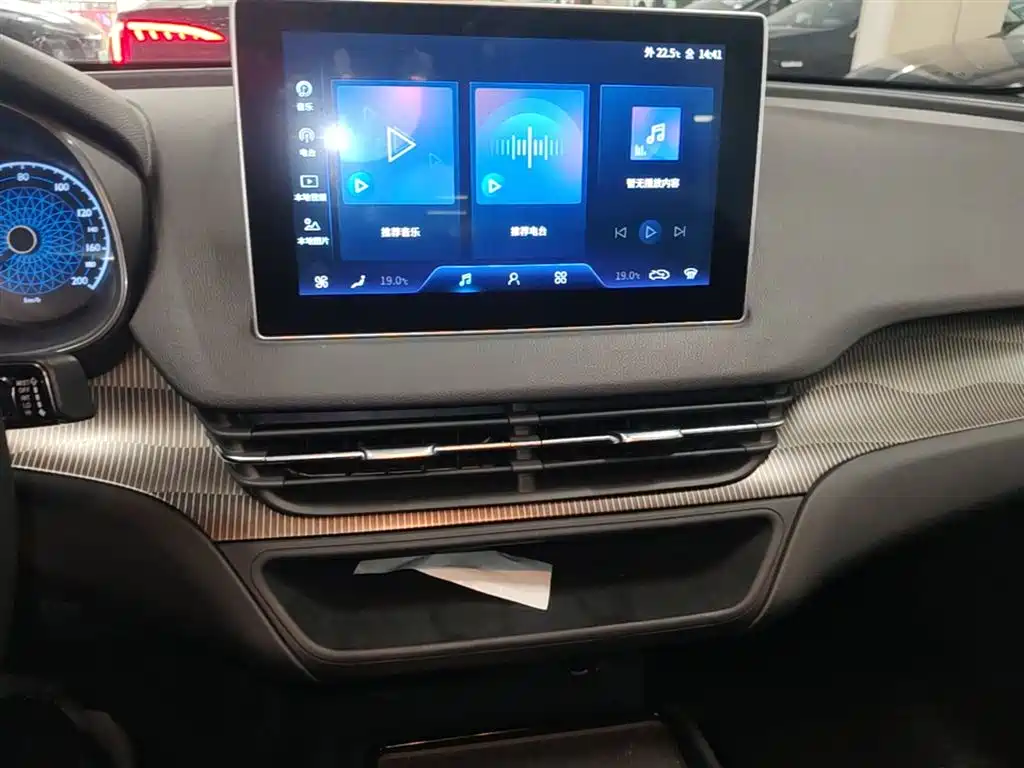Hongqi E-QM5 2023 Facelift Basic Travel Edition фото 13
