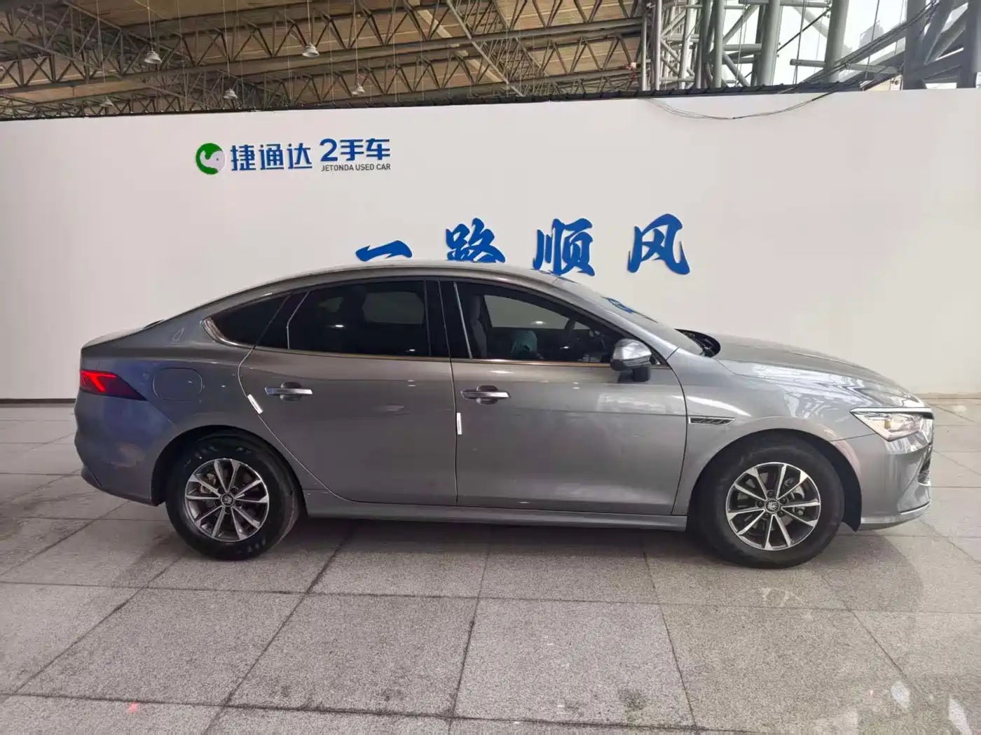 BYD Qin PLUS 2024 Glory Edition DM-i 55KM Leading фото 6