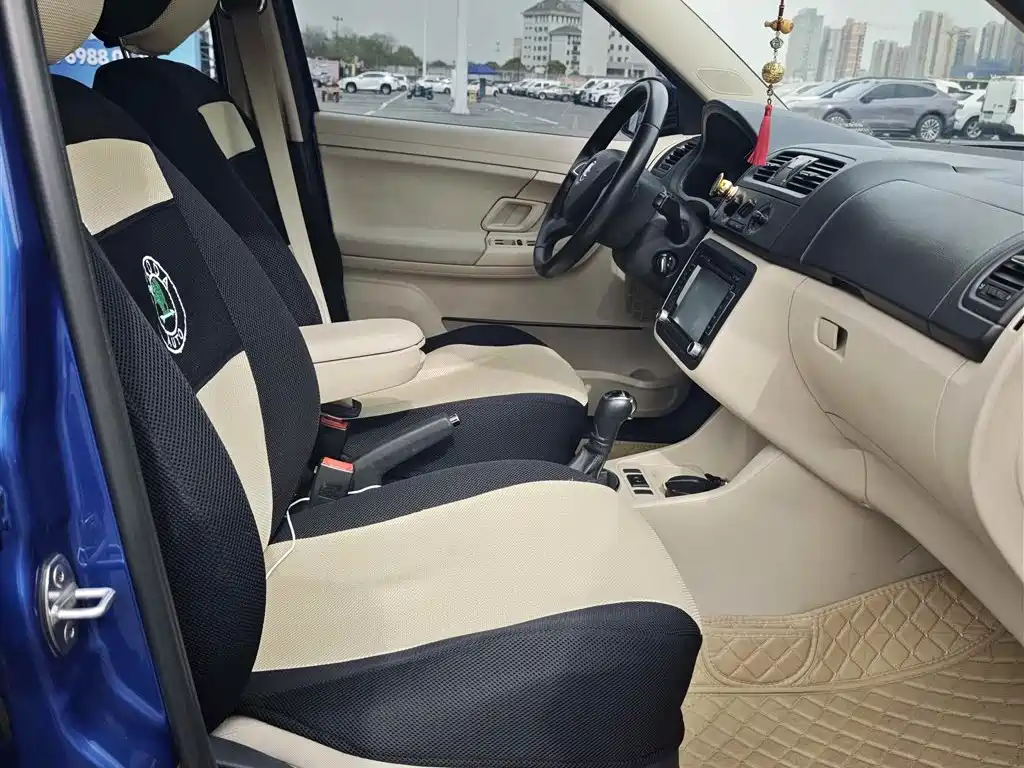Škoda Fabia 2014 1.4L Automatic Crystal Spirit Edition фото 11
