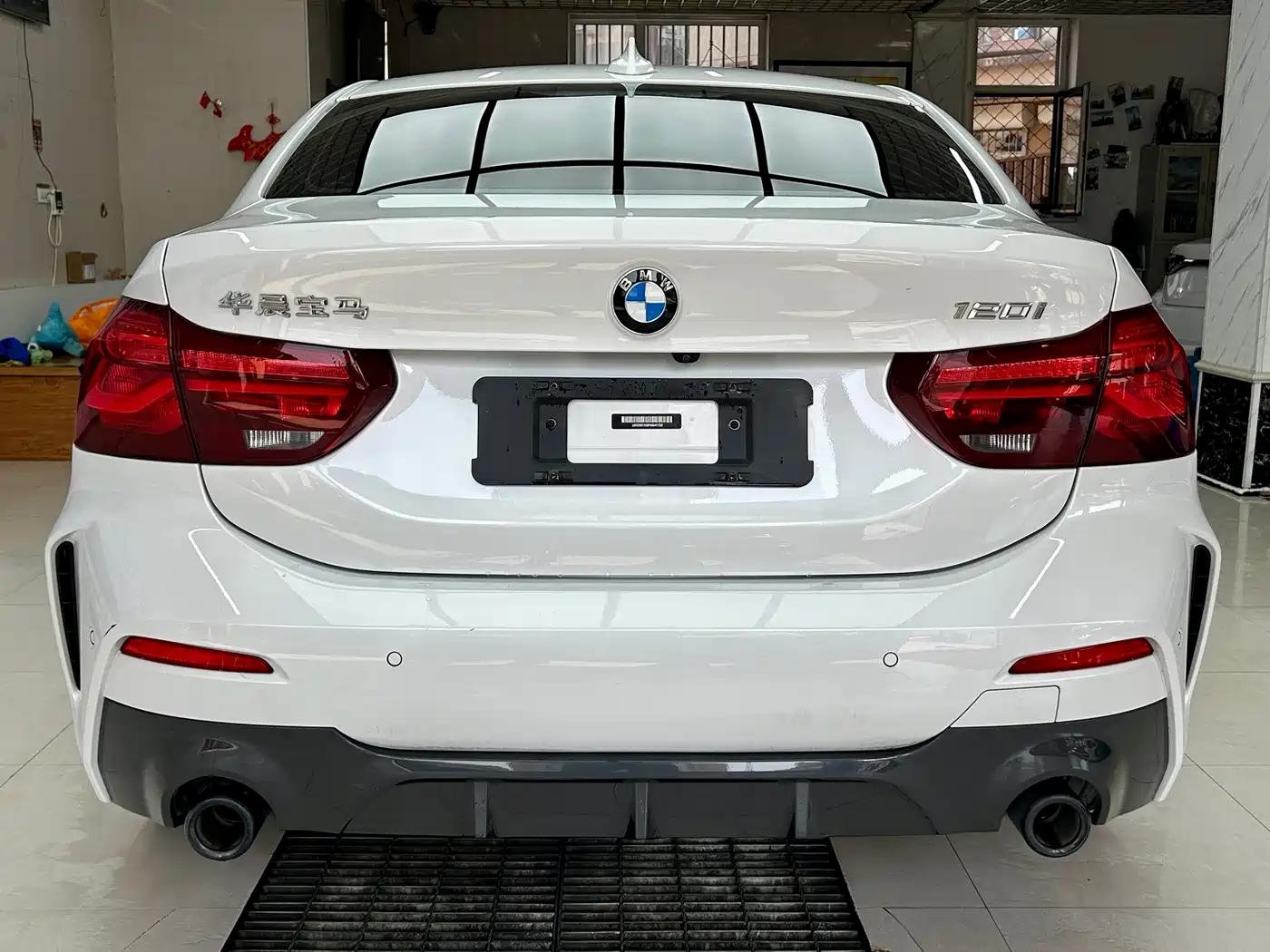 BMW 1 Series 2023 120i M Sport Shadow Edition фото 5