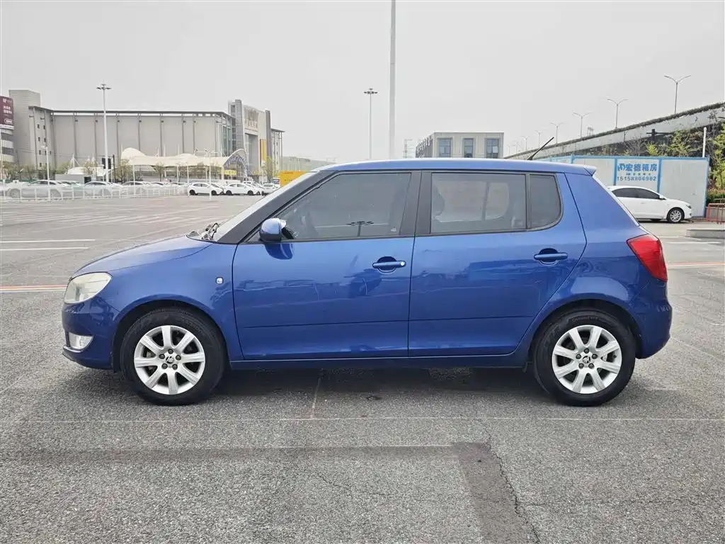 Škoda Fabia 2014 1.4L Automatic Crystal Spirit Edition фото 7