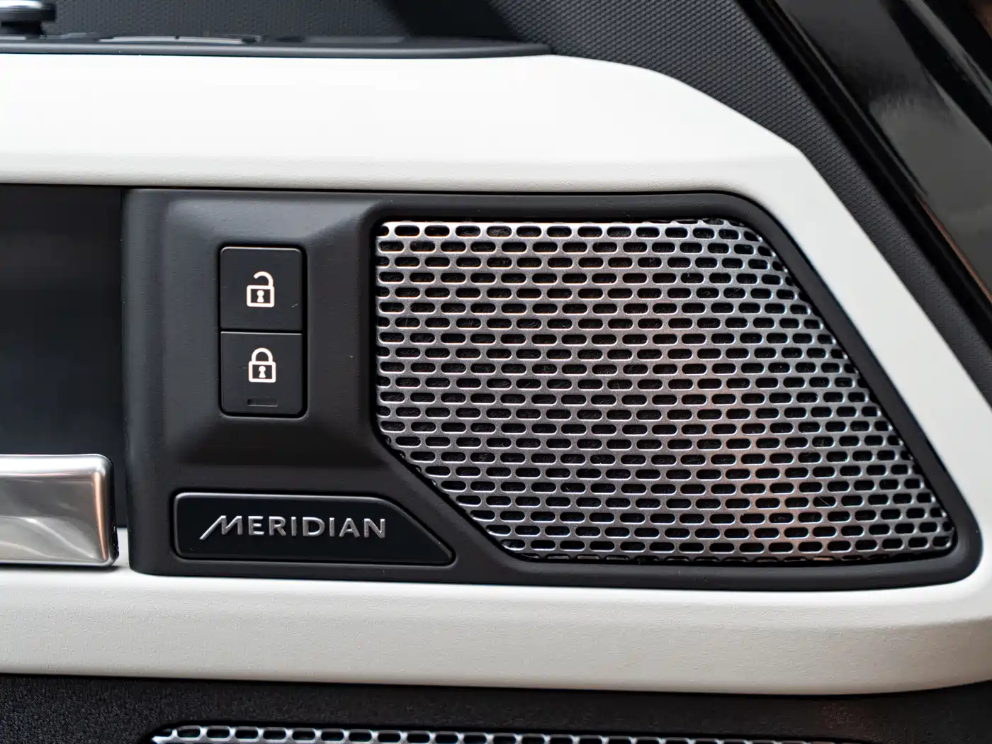 Land Rover Defender 2021 110 P400 Dark Special Edition фото 11