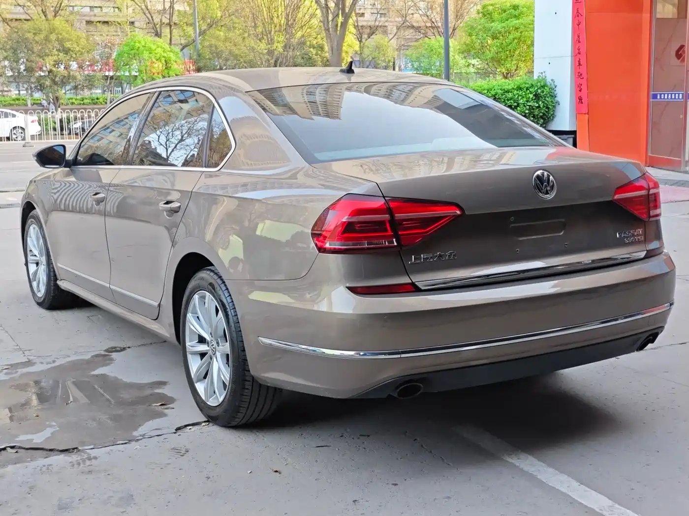 Volkswagen Passat 2017 330TSI DSG Luxury фото 11