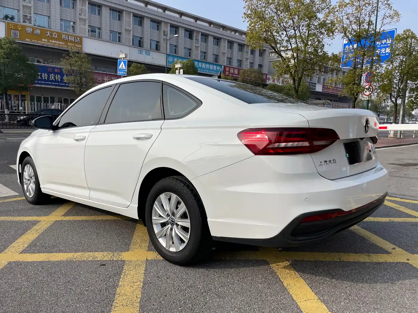 Volkswagen Lavida 2023 Facelift 1.5L Auto Comfort Edition фото 3