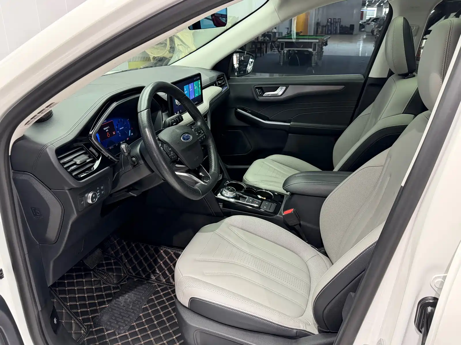 Photo 9 - Ford Escape
