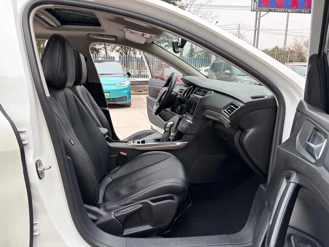 Peugeot 408 2016 1.6T Automatic Luxury Edition фото 6