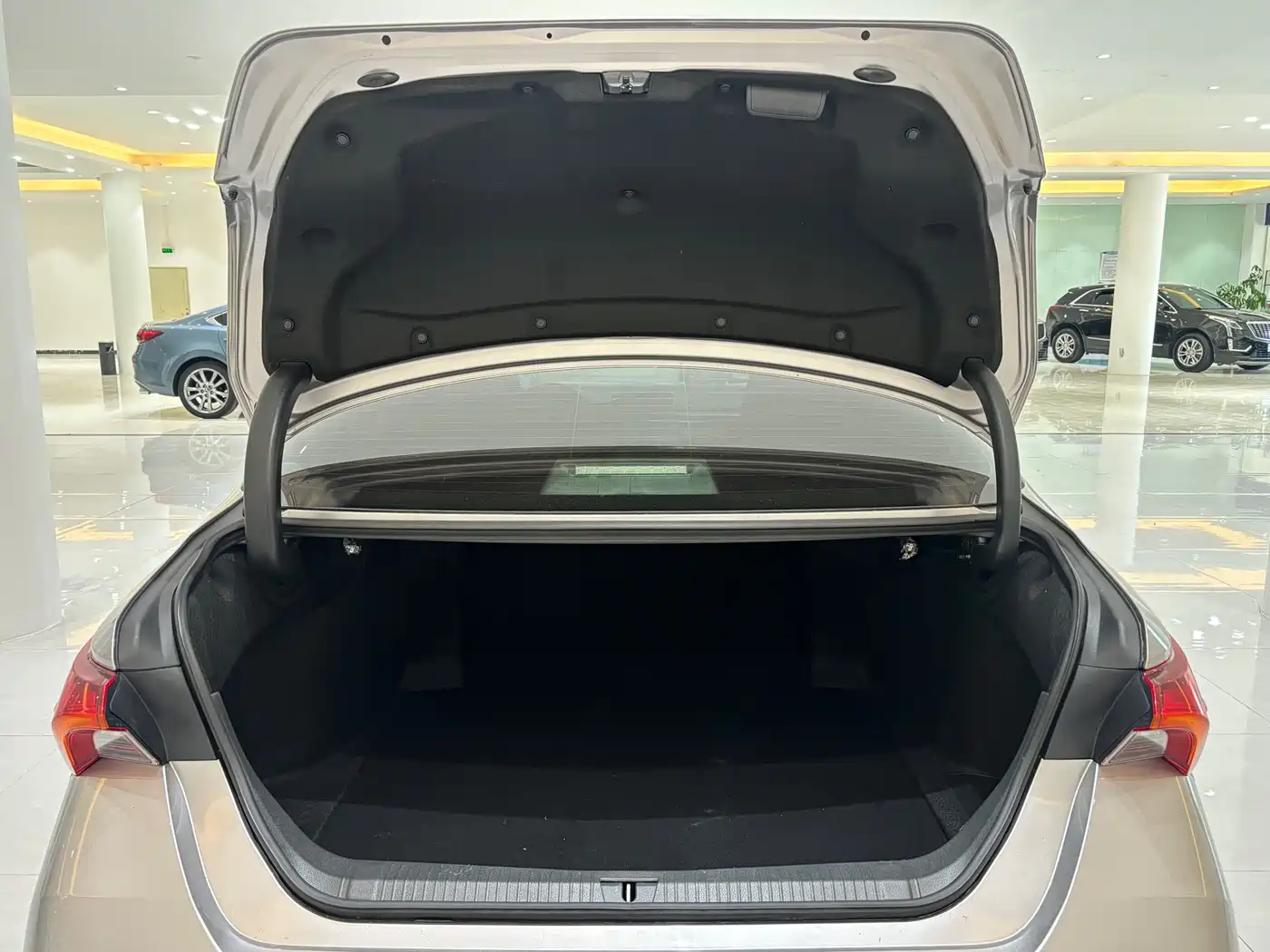 Toyota Avalon 2019 Hybrid 2.5L Luxury Edition China V фото 17