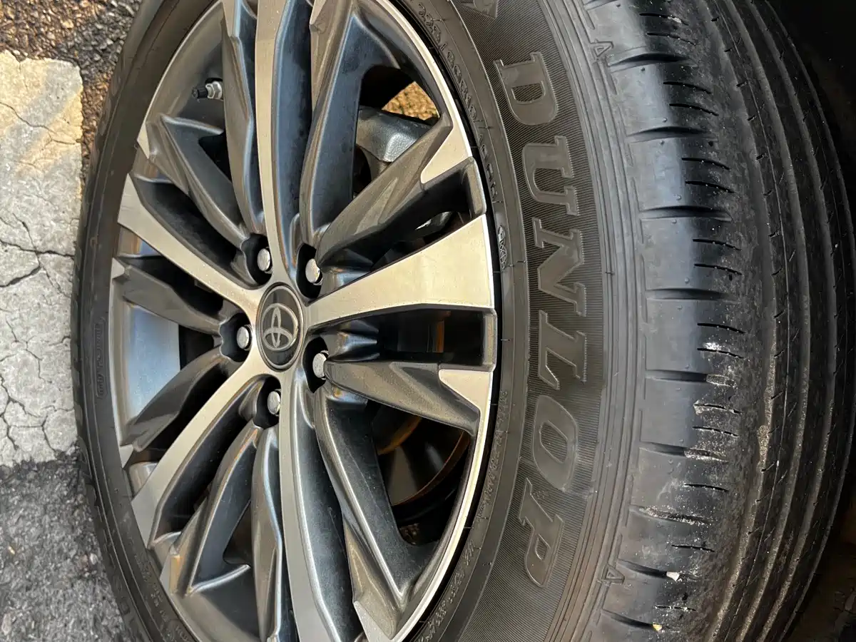 Toyota Venza 2023 2.0L CVT FWD Luxury фото 10