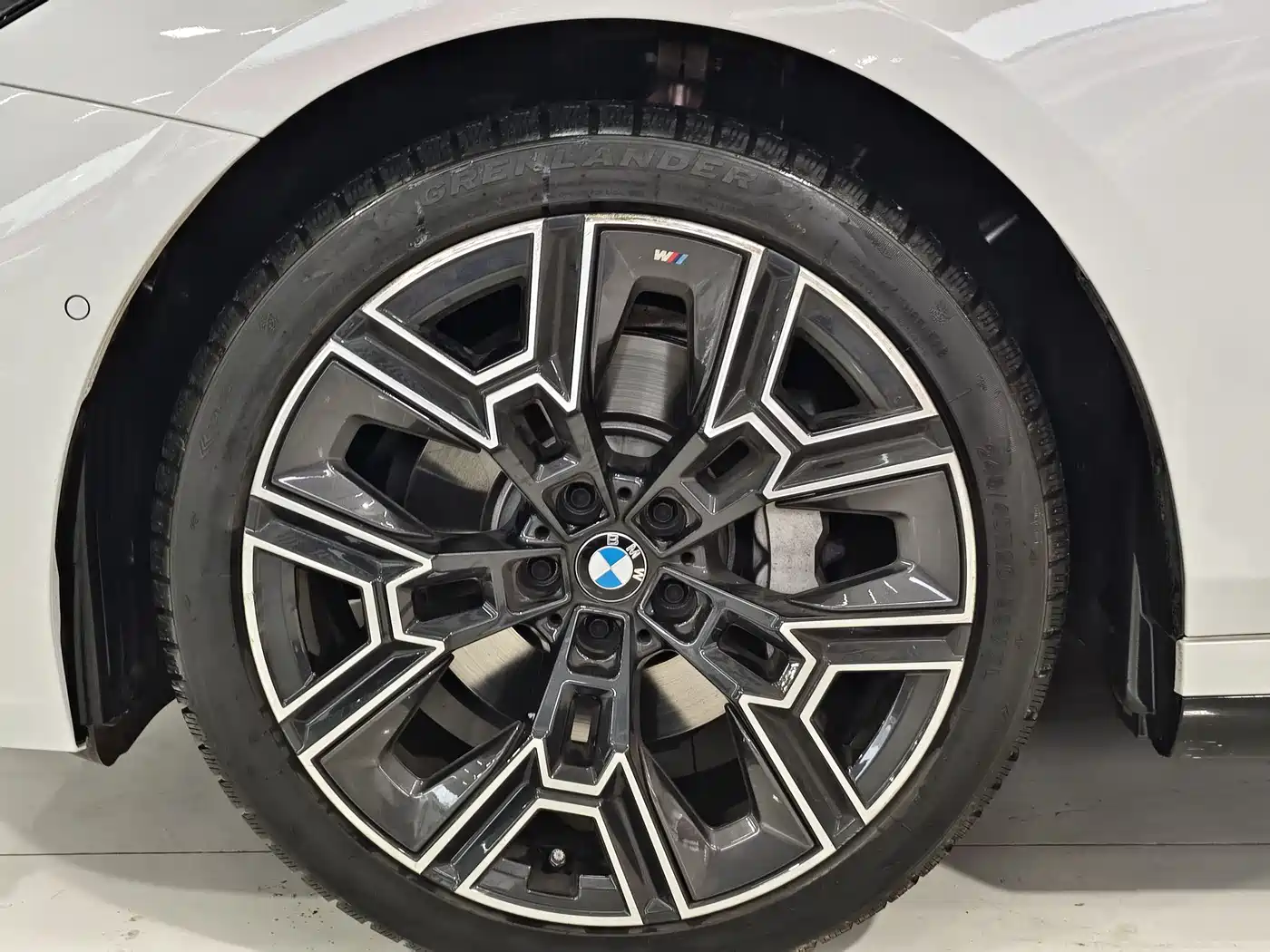 BMW 5 Series 2025 530Li Premium M Sport Package фото 13