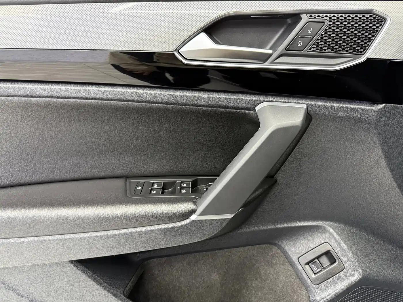 Volkswagen Tayron 2022 280TSI 2WD Luxury Smart Connect Edition фото 11