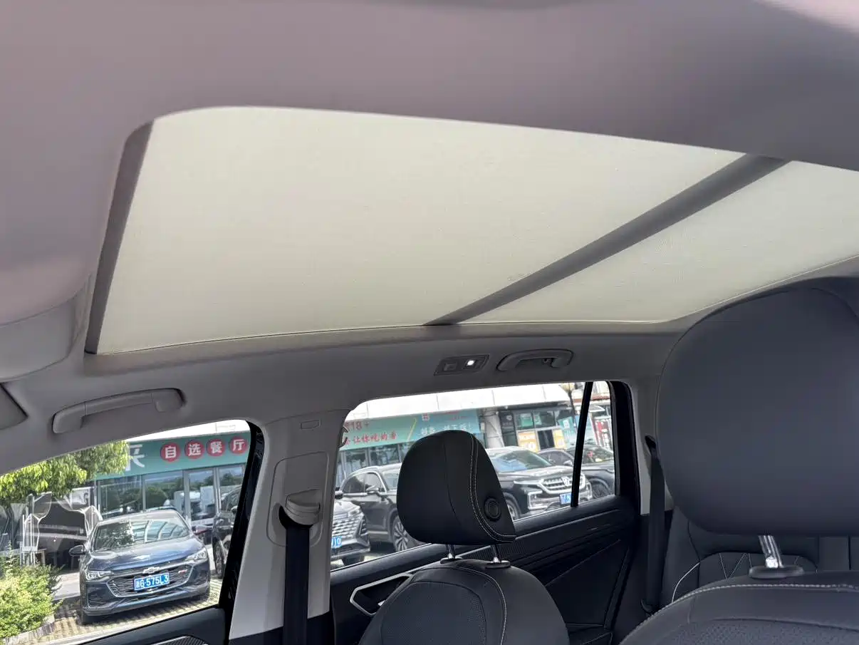 Volkswagen Tiguan L 2024 330TSI Automatic 2WD R-Line Premium Enjoyment Edition фото 3