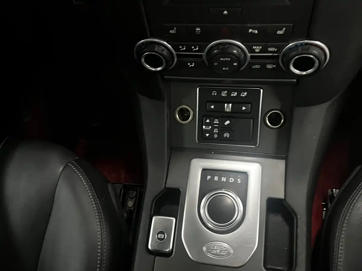 Land Rover Discovery 2015 3.0 SC V6 SE фото 8