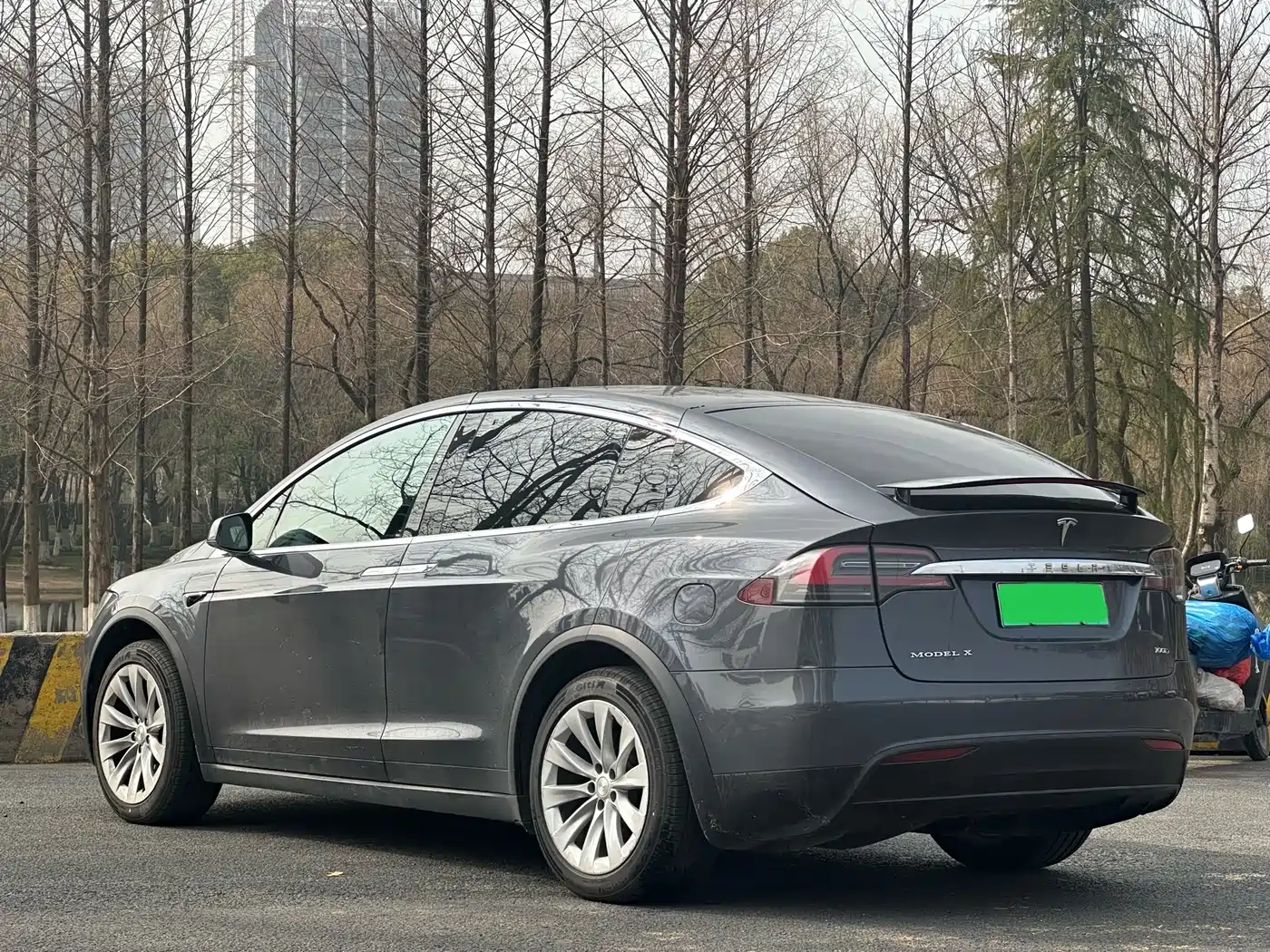TESLA MODEL X