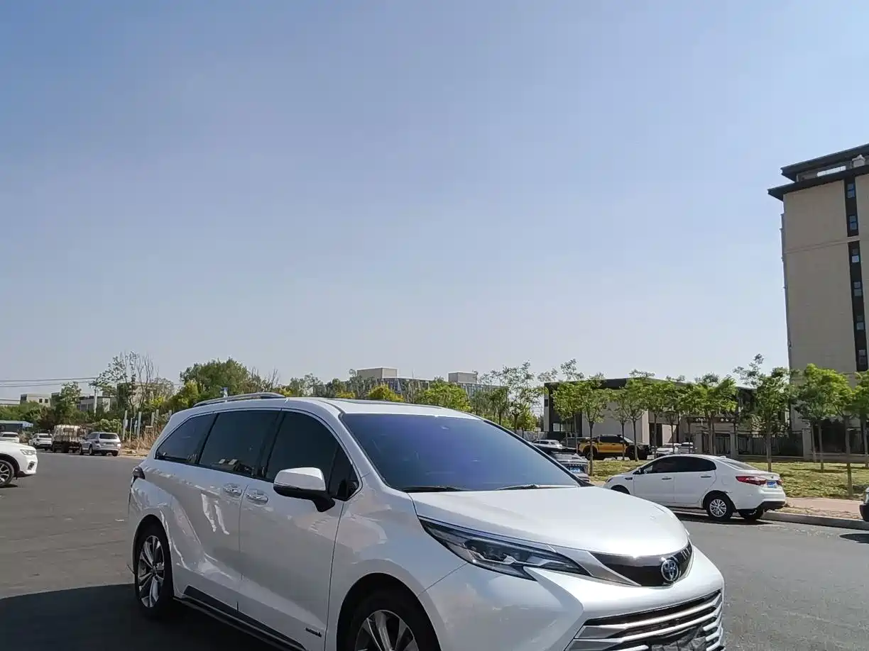 Toyota Sienna 2023 2.5L Hybrid Platinum Edition фото 3