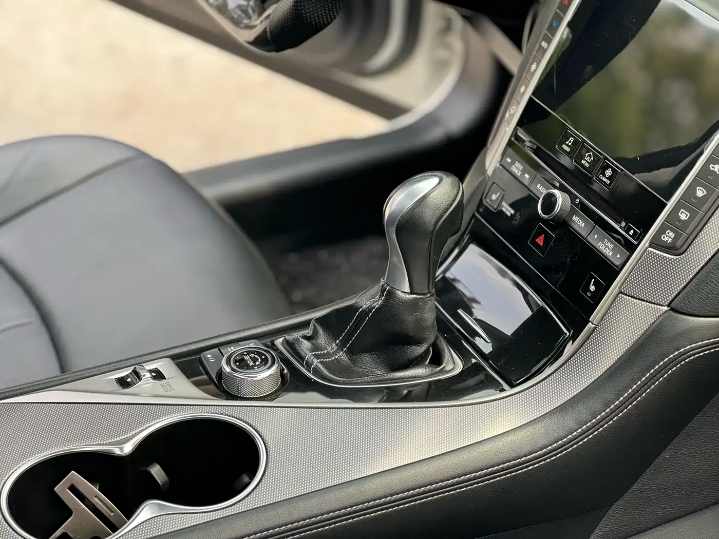Infiniti Q50 2015 2014 3.7L Luxury Sport