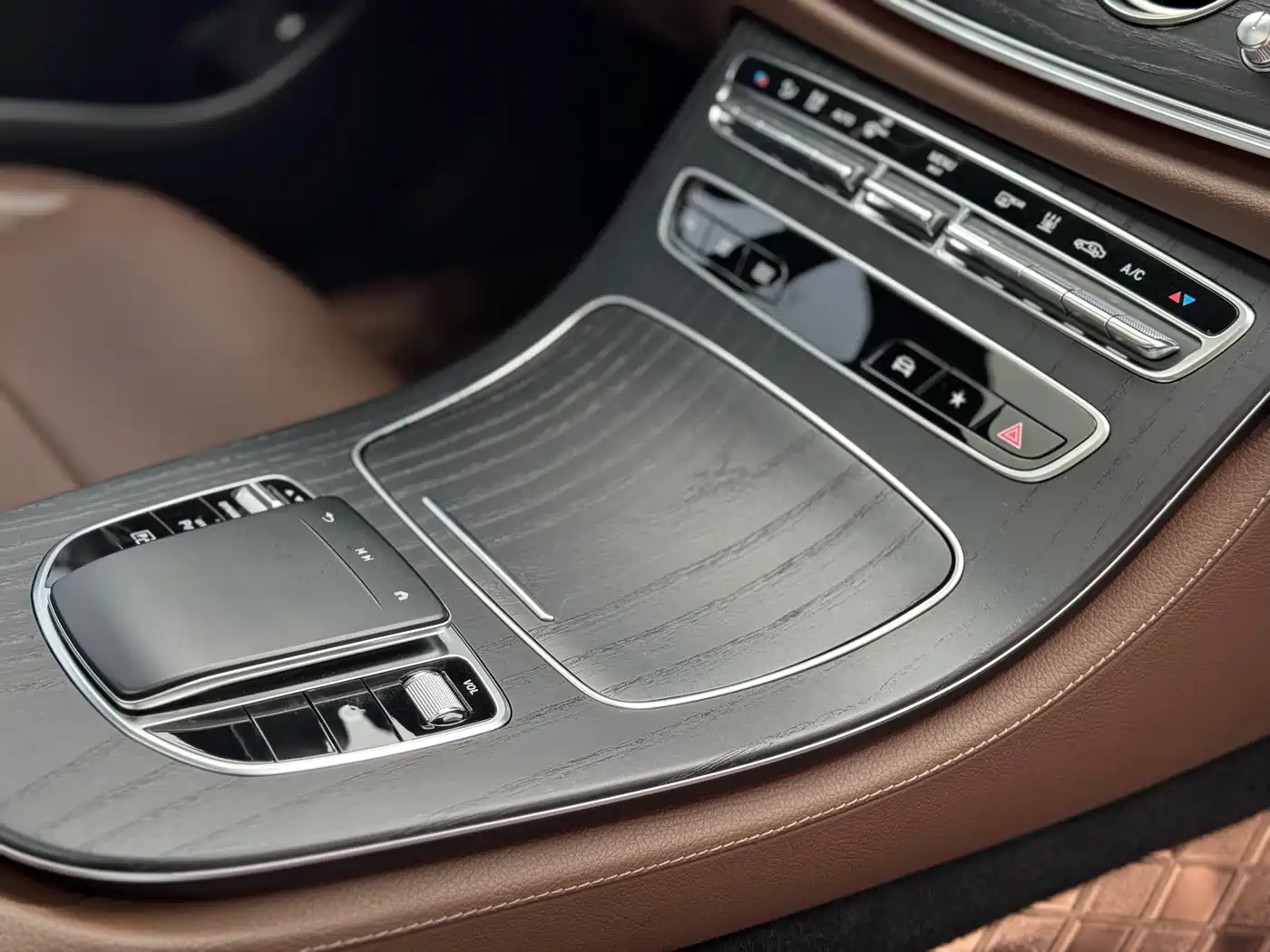 Mercedes-Benz E-Class New Energy 2023 E 350 e L Plug-in Hybrid Sport Sedan фото 16