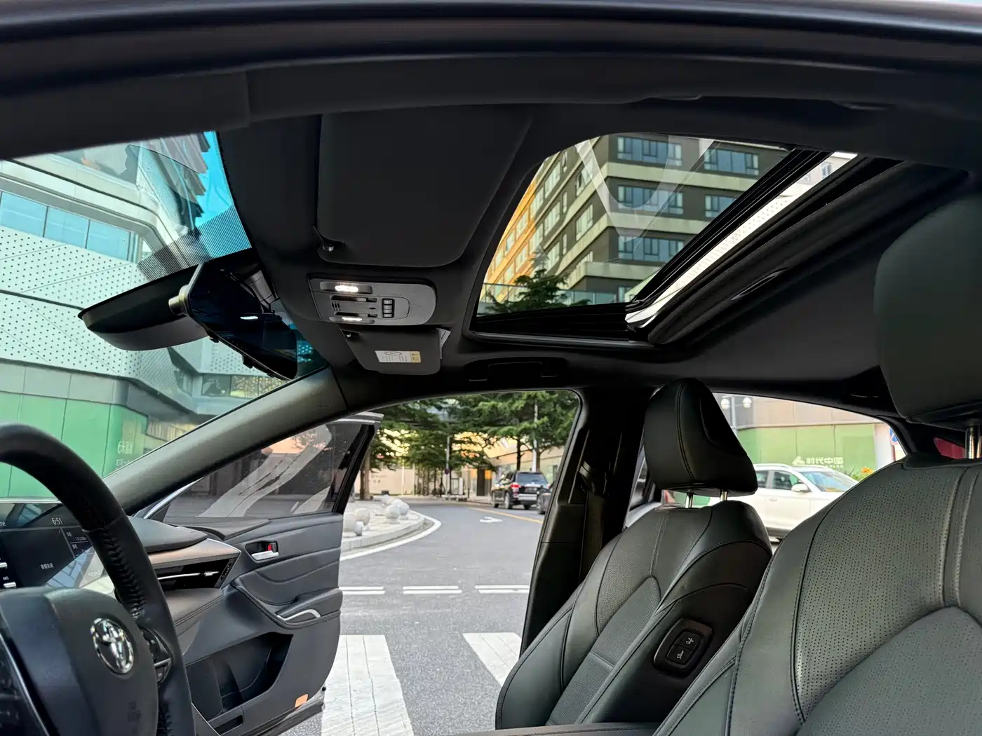Photo 13 - Toyota Avalon