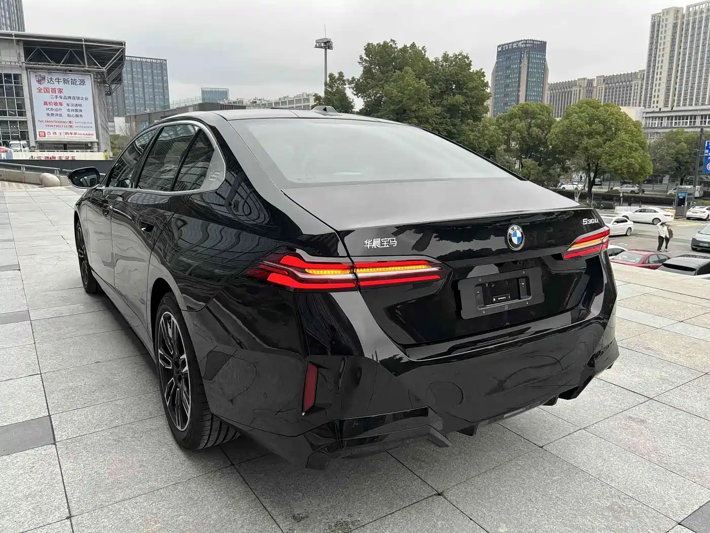 BMW 5 Series 2026 530Li Leading M Sport Package фото 12